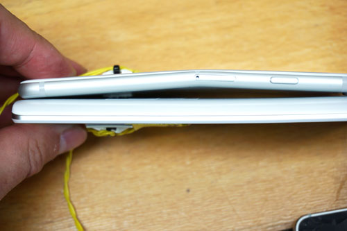 A deformação do LG G3 é pouco visível, enquanto a do iPhone é notória.